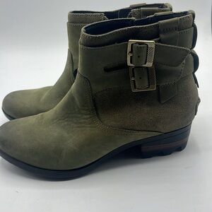 Sorrell short boots.